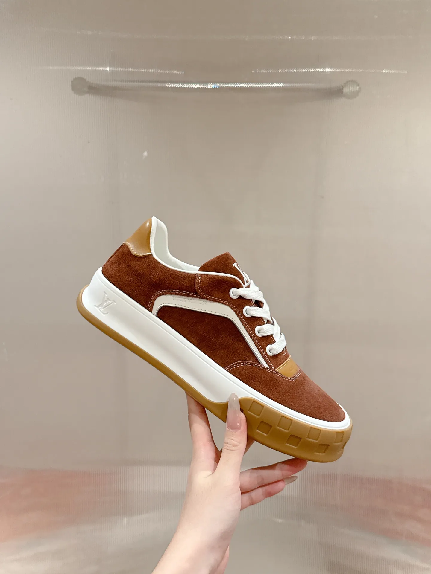 👟👟Ex-factory price 640👟👟 LV men's new tilt sneakers, classic catwalk style, air-glue technology, very comfortable on the feet. Luxurious materials, fine workmanship, European made English letters printed on the midsole, the upper is made of calfskin, the side is decorated with the brand LOGO and signature, the latest latex foot pads ➕ mesh lining, the foot feels super comfortable. Two-color TPU combination outsole. Packing process Goodyear stitched seam fabric: first-layer cowhide, lining: customized silky mesh lining-first-layer silk cowhide lining Bottom thickness: 0.5cm ☑️size: men's 39-44 (45 customized, non-returnable)